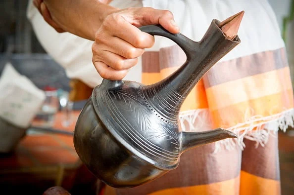 Bình cà phê Oromo Jabanaa truyền thống, tượng trưng cho vật chứa tâm linh trong các nghi lễ cà phê.