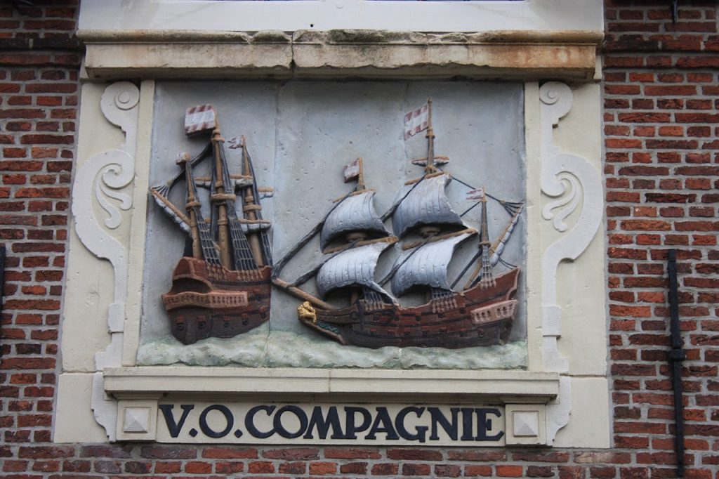 Baba Budan và Bảy Hạt Đậu Thần 16 A detailed relief sculpture of two Dutch East India Company ships on a brick wall.