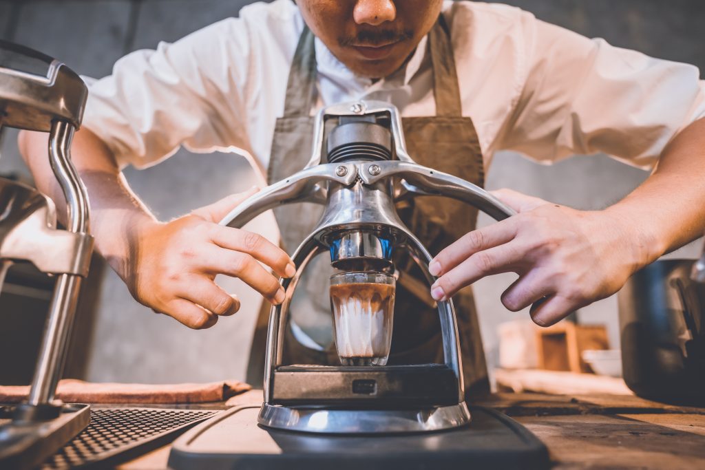 Tổng Quan về Espresso: Lịch Sử, Văn Hóa, Kỹ Thuật và Lợi Ích 16 Một barista chuyên nghiệp pha Espresso bằng dụng cụ pha Espresso thủ công.
