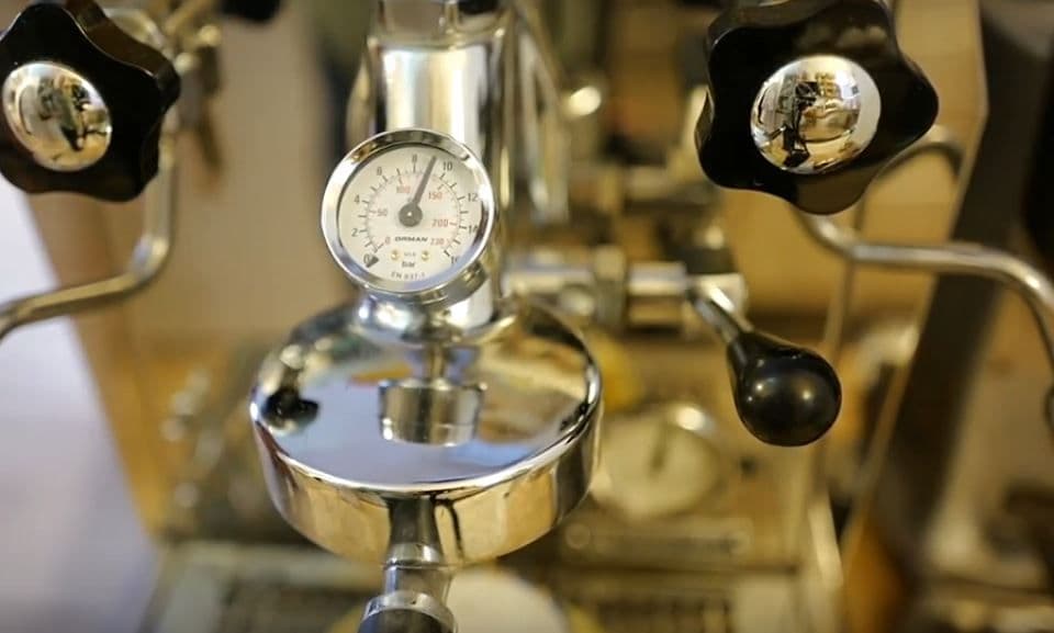 Tổng Quan về Espresso: Lịch Sử, Văn Hóa, Kỹ Thuật và Lợi Ích 19 Cận cảnh đồng hồ đo áp suất trên máy pha Espresso thể hiện áp suất tối ưu để pha Espresso.