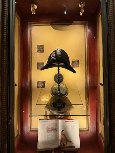 Tủ trưng bày tại Le Procope trưng bày chiếc mũ của Napoleon.