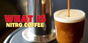 Một ly cà phê nitro lạnh đang được rót đầy, thể hiện hiệu ứng dòng chảy đặc trưng và lớp bọt kem mịn màng.