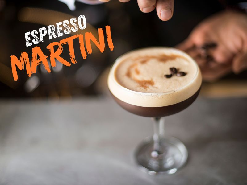 Cocktail Espresso Martini trong ly với lớp bọt béo ngậy và trang trí bằng hạt cà phê