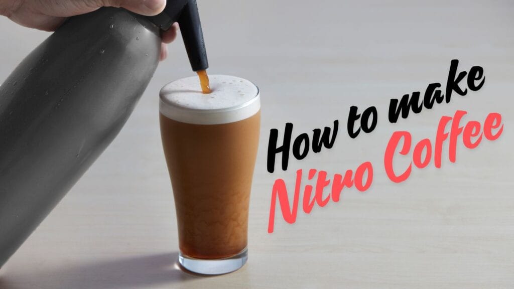 Rót cà phê nitro từ bình xịt vào ly, với dòng chữ 'Cách pha chế Cà phê Nitro'