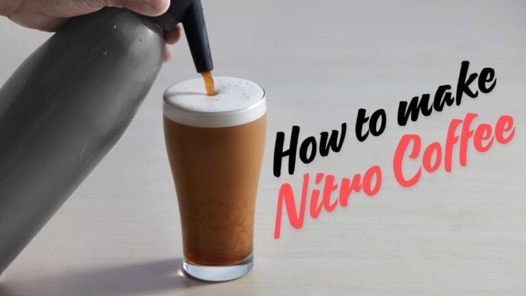 Làm cà phê Cold Brew Nitro tại nhà: Liệu có đáng để thử? 10 Rót cà phê nitro từ bình xịt vào ly, với dòng chữ 'Cách pha chế Cà phê Nitro'