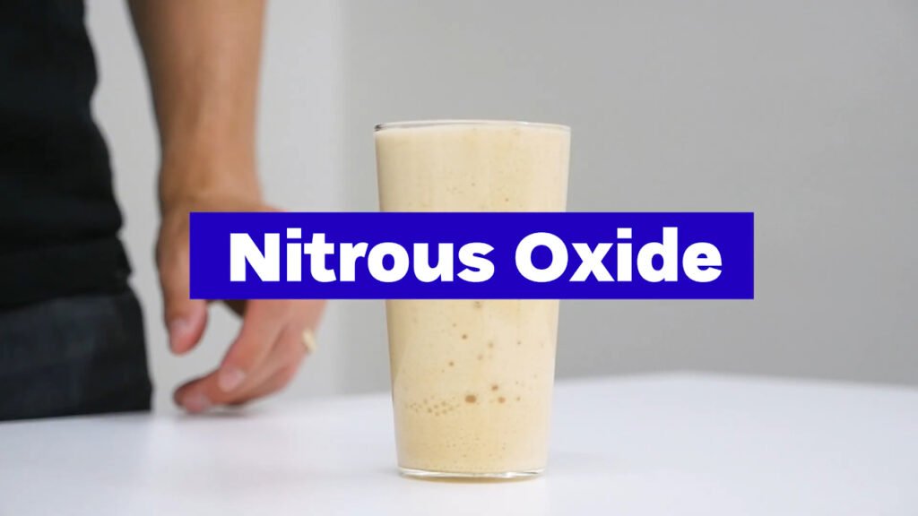 Ly cà phê đặc, béo ngậy được bơm khí nitơ oxit với dòng chữ 'Nitrous Oxide' chồng lên