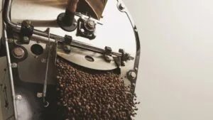 Quy trình rang cà phê chuyên nghiệp thể hiện các phương pháp và kỹ thuật rang